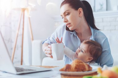 Bir fincan çay ile tutan ciddi çekici kadın