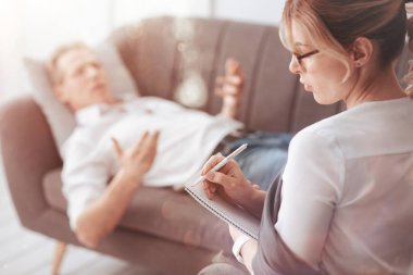 Onun not defterinde yazılı ciddi düşünceli psikolog