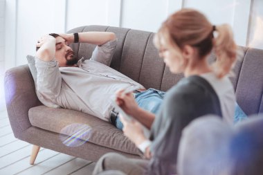 Moody ponponsuz adam depresyon