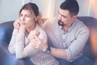 Kanepede oturan güzel düşünceli kadın