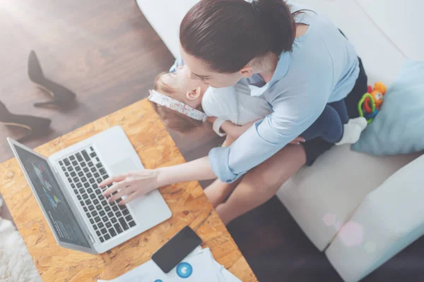 Tow weergave van een vrouw die thuis werken — Stockfoto