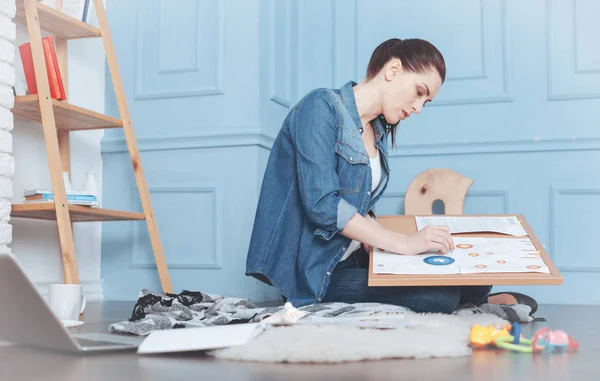 Donna responsabile che lavora sodo concentrandosi sul lavoro — Foto Stock