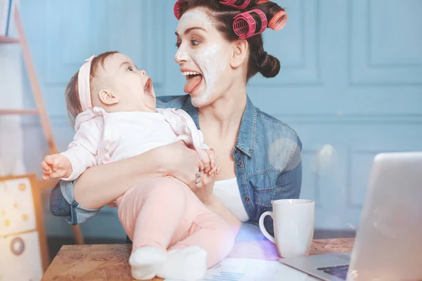 Feliz mujer encantada divirtiéndose con su hija — Foto de Stock