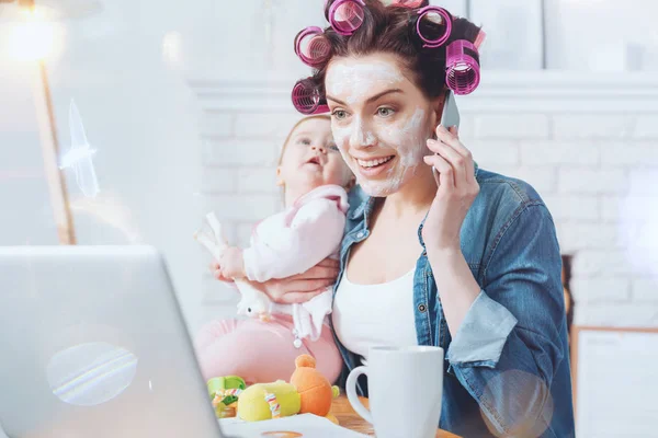 Alegre mujer encantada teniendo una conversación telefónica —  Fotos de Stock