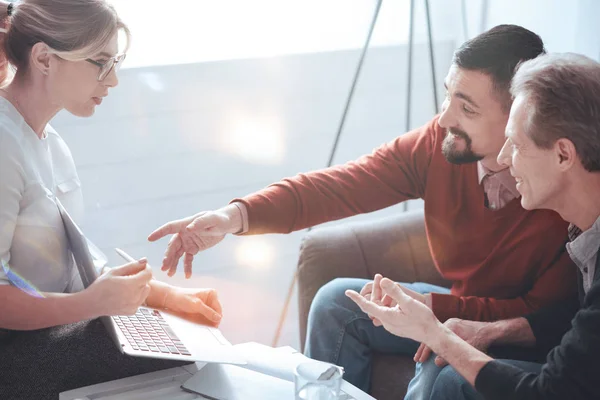 Vrolijke positieve mannen blij gevoel — Stockfoto