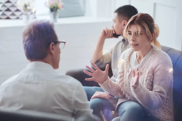 Mujer deprimida y malhumorada hablando con el terapeuta — Foto de Stock