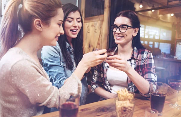 Mujeres bonitas positivas bebiendo por su amistad — Foto de Stock