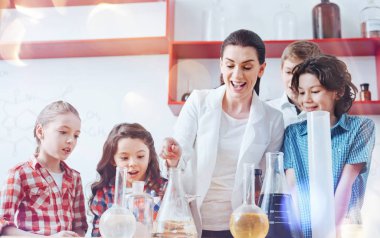 Laboratuvar kimyasal reaksiyon izlerken çocuklar heyecanlı grup