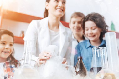 Okulda kimyasal deney katılan öğrenciler