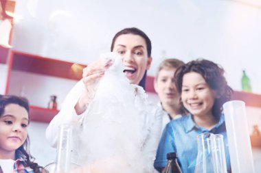 Pratik kimya ders iletken heyecanlı kadın öğretmen