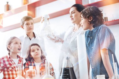 Kadın kimyacı duman şişeyi onun küçük bilim adamları gösterilen