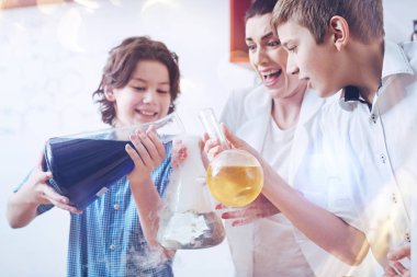 Kimya öğretmenleri, sinir sistemini test bilirler