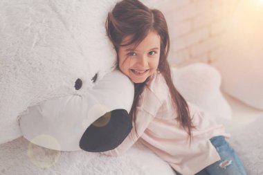 Kabarık ayısının sarılma gülümseyen hevesli çocuk