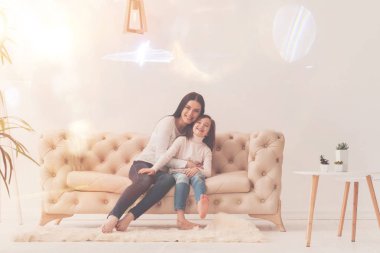 İnanılmaz neşeli anne kızını sarılma