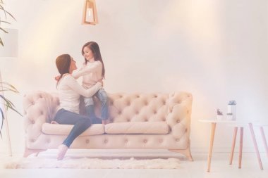 Birbirinizle konuşmak iki güzel Bayan