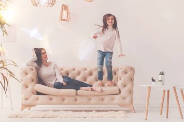 Canlı samimi çocuk annesi gül yapma