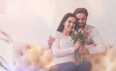 Yakışıklı bir şefkatli koca bir buket sunulması