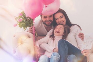 Parlak görkemli aile mutlu bir an paylaşımı