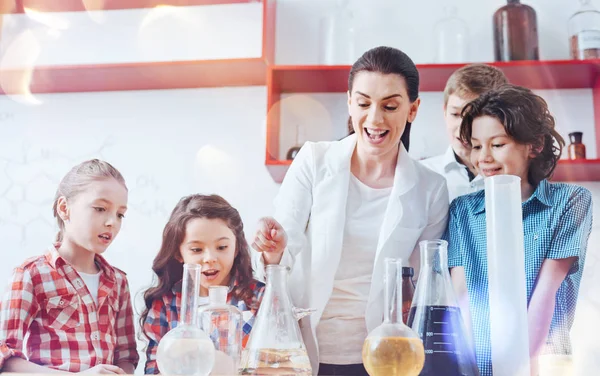 Laboratuvar kimyasal reaksiyon izlerken çocuklar heyecanlı grup