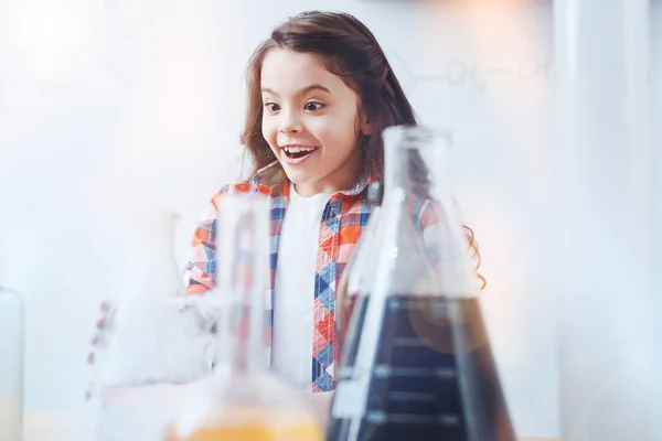 Schattig meisje met dubbele nemen tijdens scheikunde les — Stockfoto