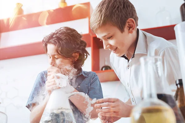 Två unga forskare genomför kemiska experiment i skolan — Stockfoto