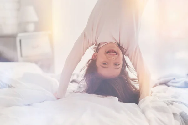 Sincere esilarante bambino goofing intorno nel suo letto — Foto Stock