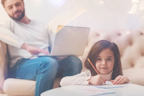 Adorable chica creativa pasar tiempo con papá —  Fotos de Stock