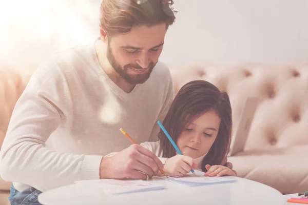 Padre entusiasta de apoyo ayudando a su hijo — Foto de Stock