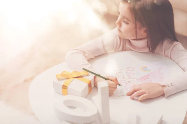 Originale ragazza vivace alla ricerca di idee — Foto Stock