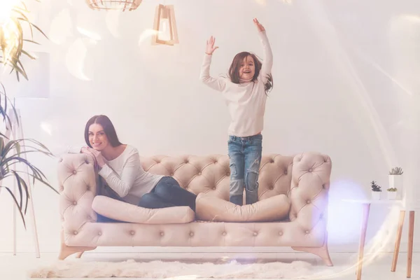 Energik anak konyol melompat di sofa — Stok Foto