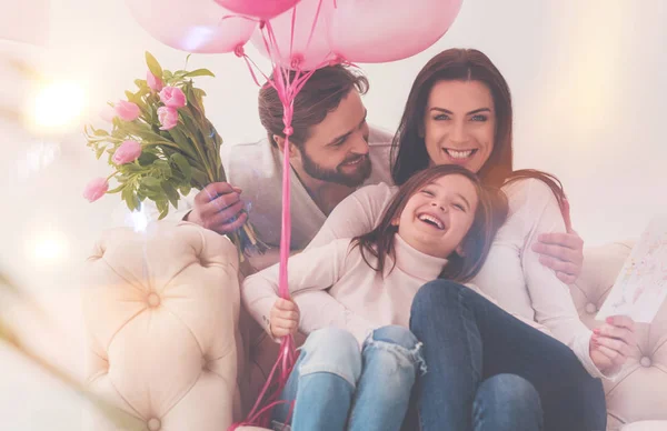 Dulce querida familia disfrutando de su felicidad — Foto de Stock