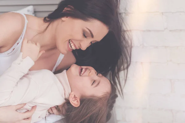 Mom and her child sharing a good laugh — Stock Photo, Image