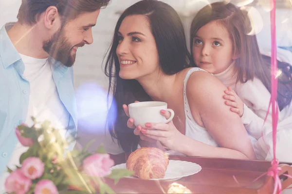 Emocionado adorable bonita mujer sintiéndose amado — Foto de Stock