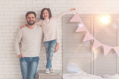 Yaratıcı aile birlikte bir sürpriz hazırlama