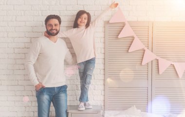 Bir dize bir duvar üzerinde koyarak karizmatik heyecanlı Bayan