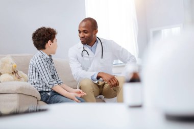 Kendine güvenen erkek doktor ve çocuk iletişim