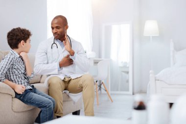 Başarılı erkek Doktor çocuk ile bilgi paylaşımı