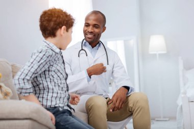 Gösterilen memnun erkek doktor nerede çocuk için kalp