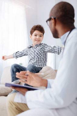 Çocuk deneyimli erkek Doktor dinle