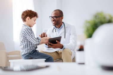 İyimser erkek doktor işini çocukla paylaşımı