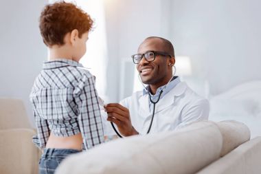 Erkek doktor oskültasyon pratik deneyimli