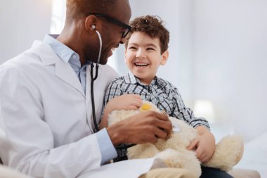 Afro Amerikan erkek doktor Peluş ayı teşhis
