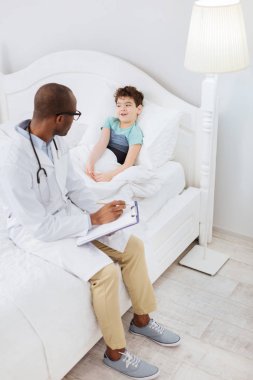Özenli erkek doktor not almak