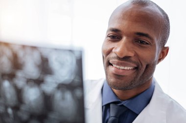 Beyin görüntüleme ile ilgili olumlu erkek doktor
