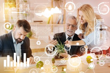 Bir avuç çimen tutarak ve meslektaşı için gösterilen duygusal adam