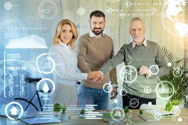 Eller bir araya getirmek ve neşeyle gülümseyen akıllı çevre mühendisleri