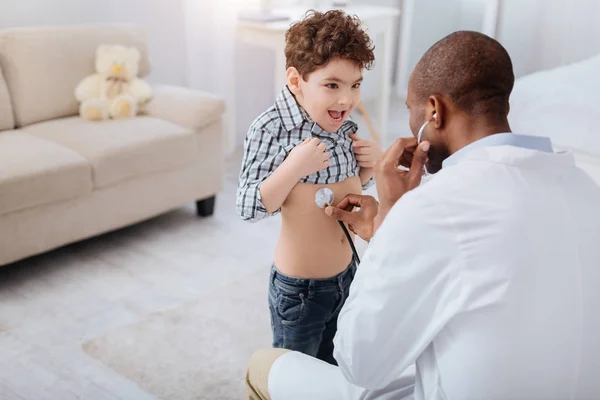 Experimentado médico masculino auscultating boy — Foto de Stock