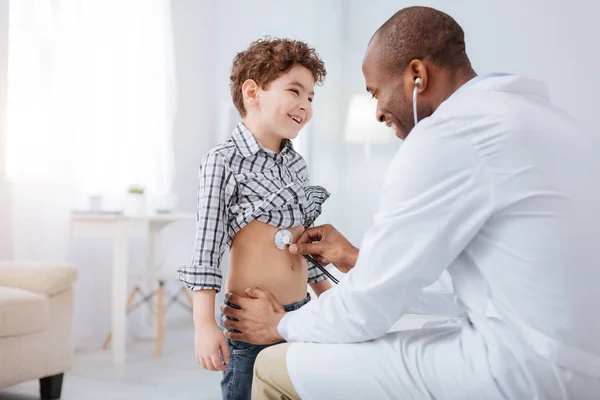 Hombre hábil médico audición chico — Foto de Stock