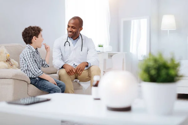 Alegre masculino médico e menino conversando — Fotografia de Stock