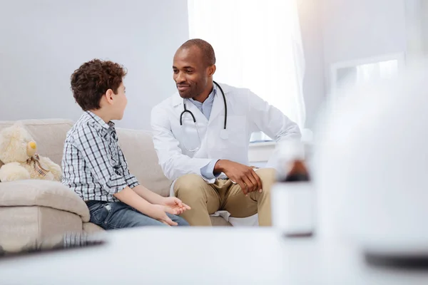 Fiducioso medico maschio e ragazzo comunicare — Foto Stock